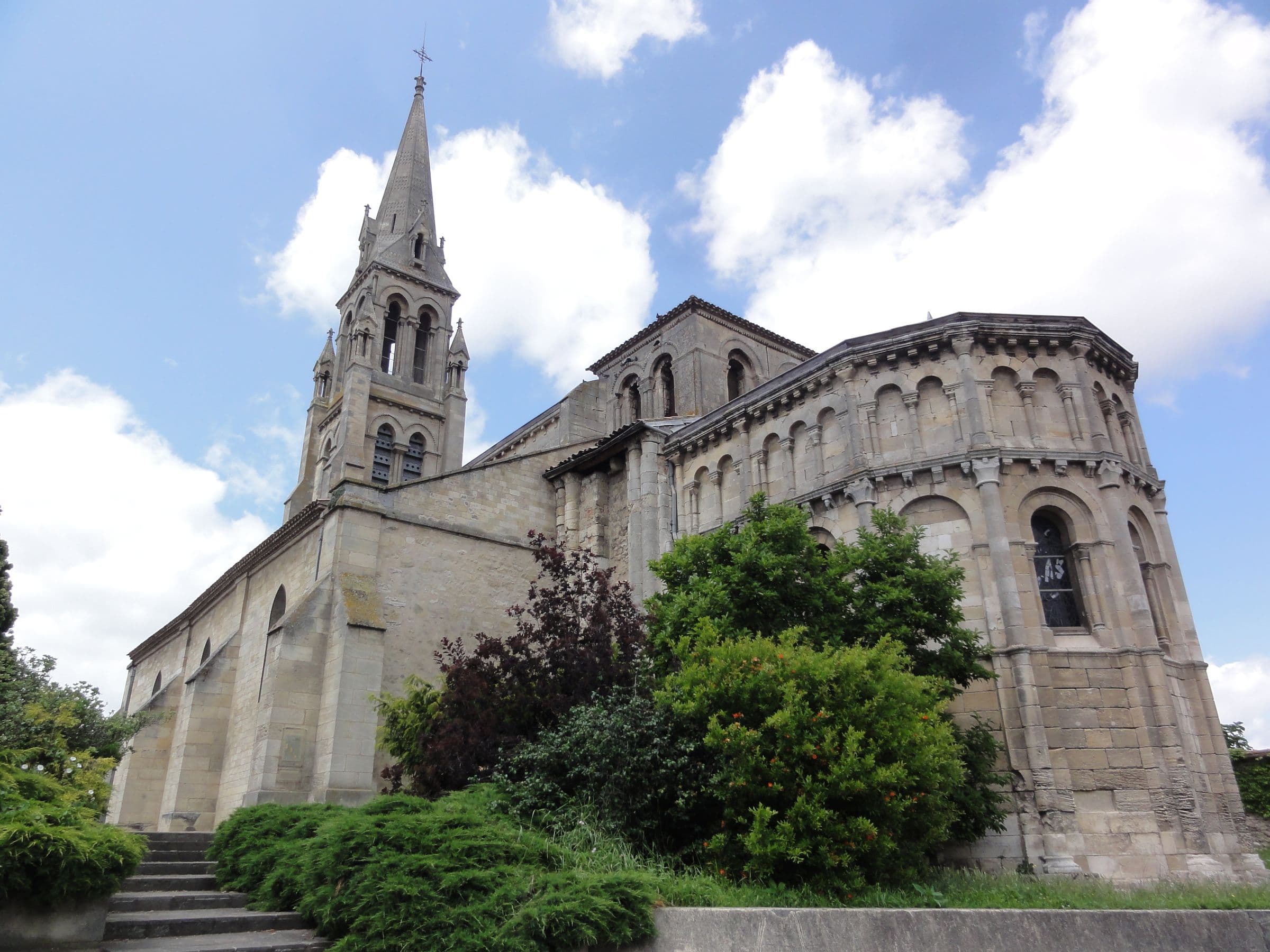 Église Saint-Pierre de Bassens, chevet roman et clocher