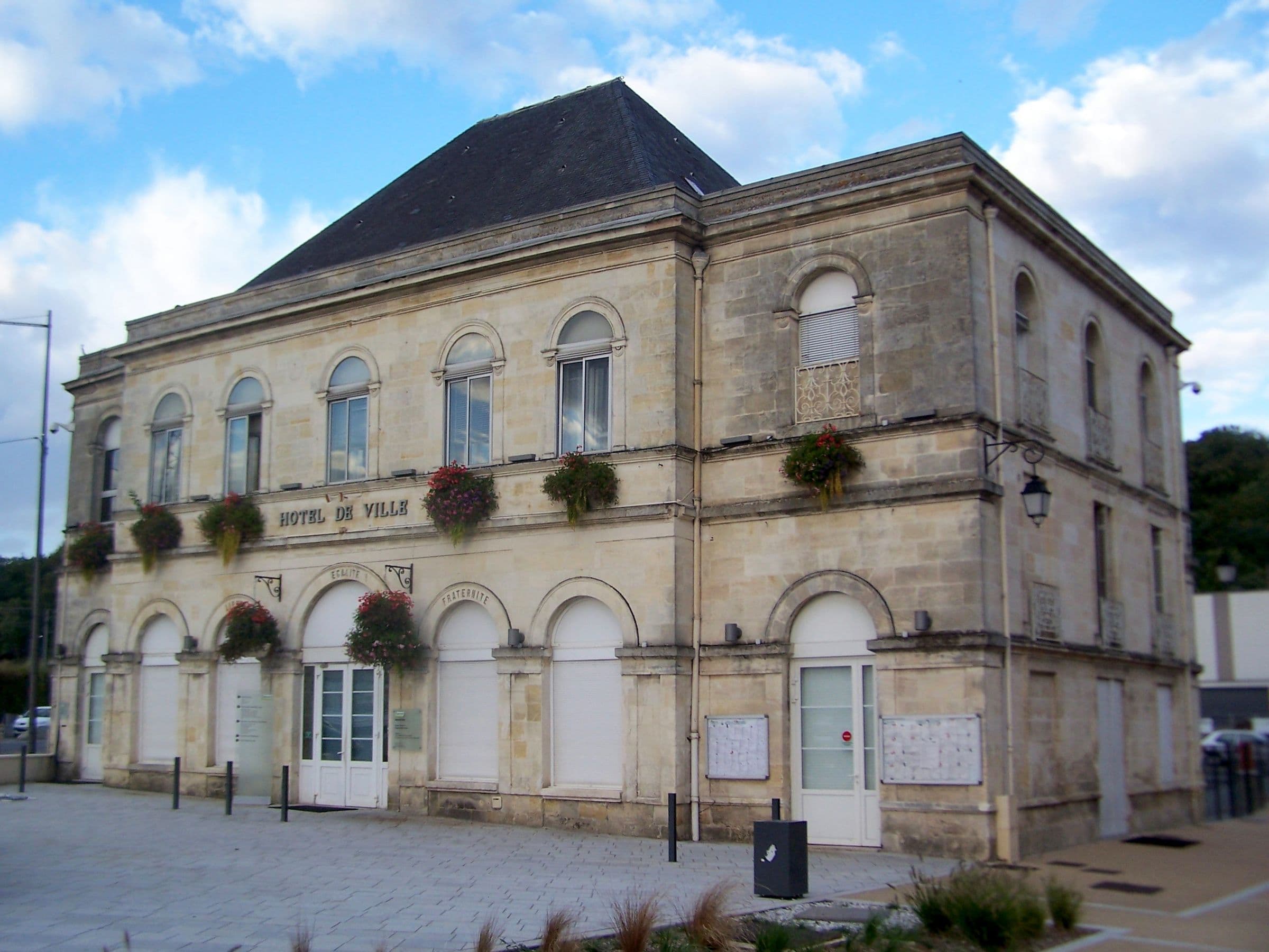 Hôtel de ville de Cenon, façade en pierre fleurie