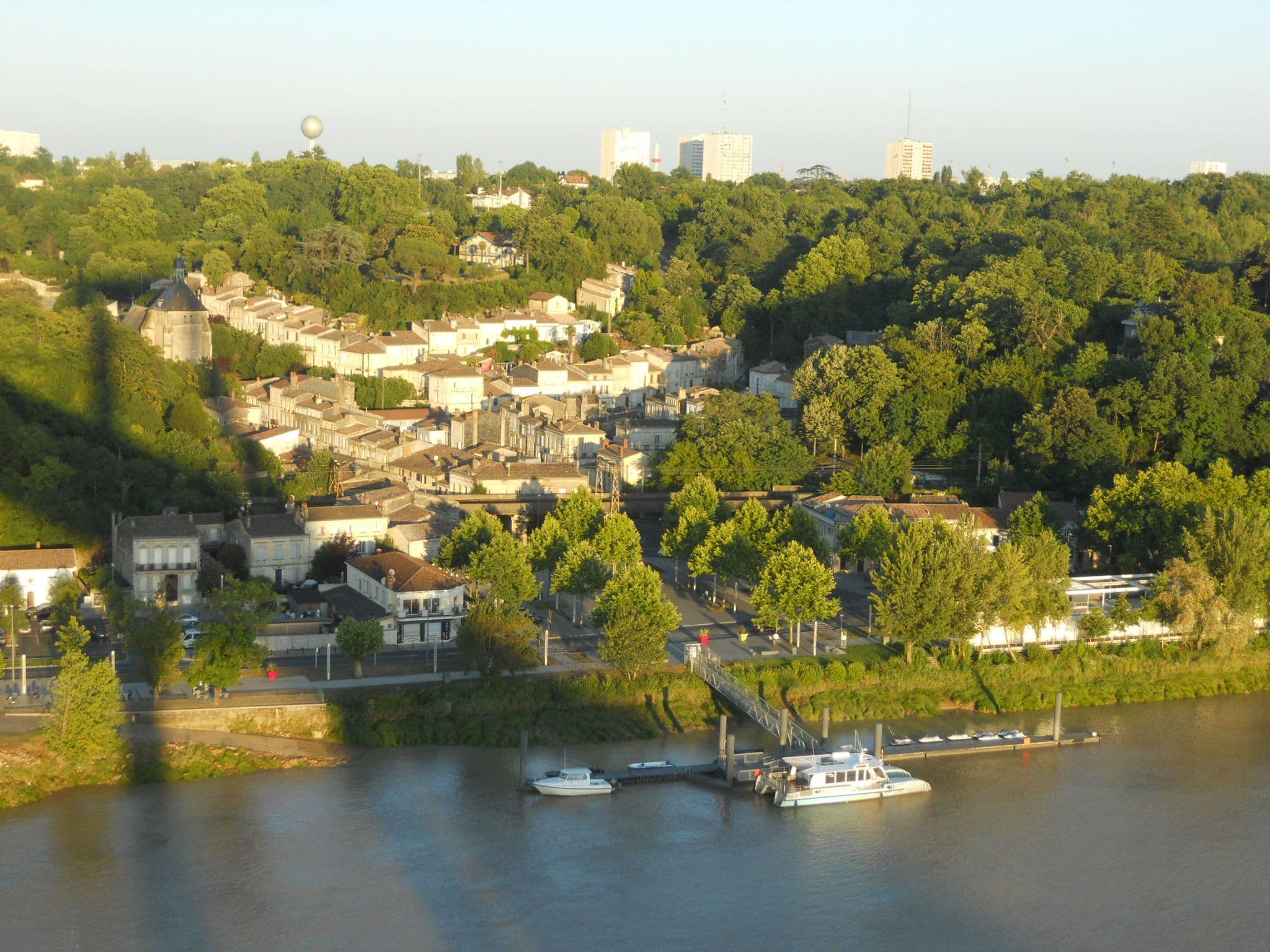 Le Vieux Lormont et les bords de Garonne, vus du pont d'Aquitaine