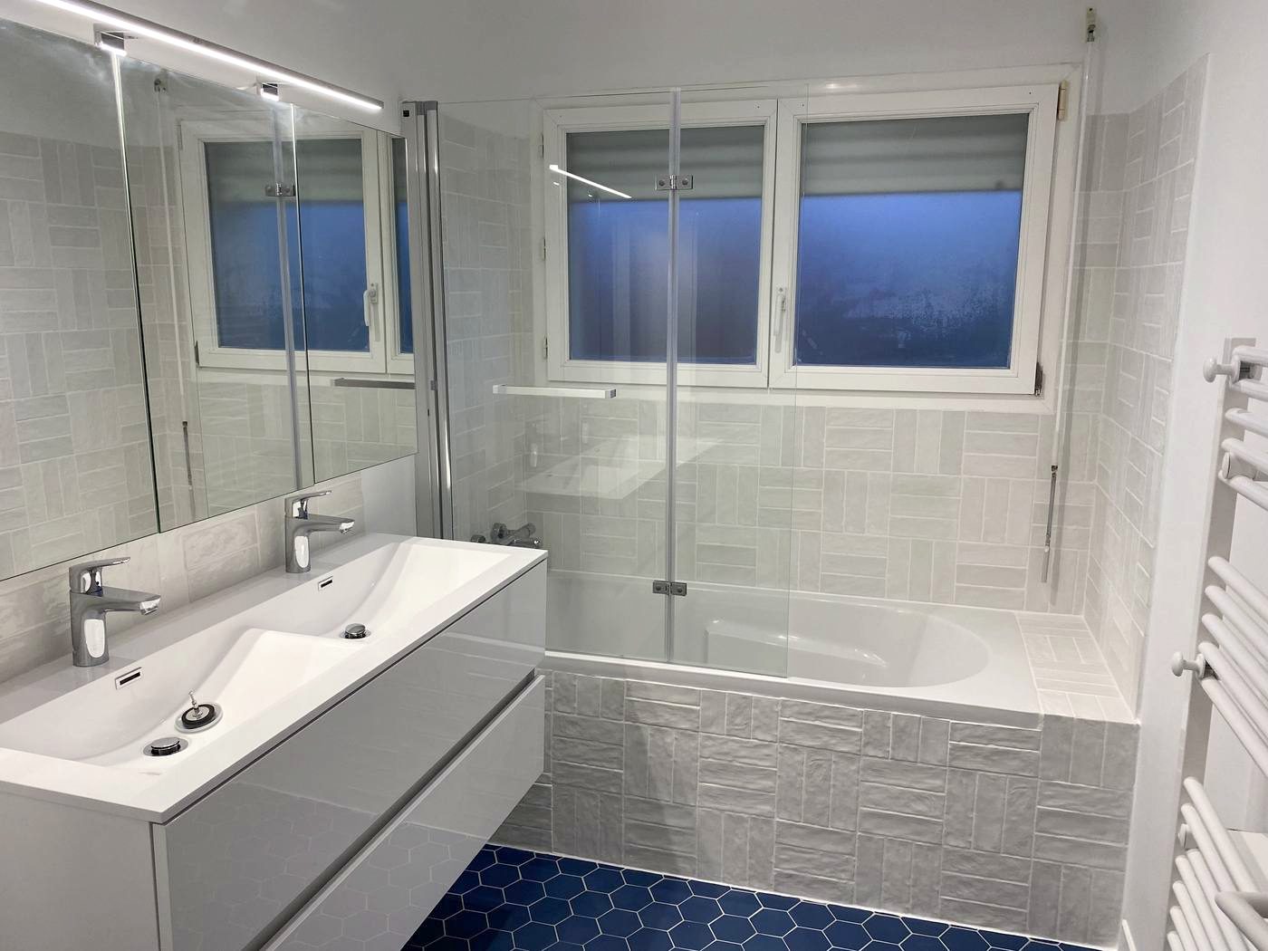 Baignoire et carrelage hexagonal bleu — NS BAT 33 Bordeaux