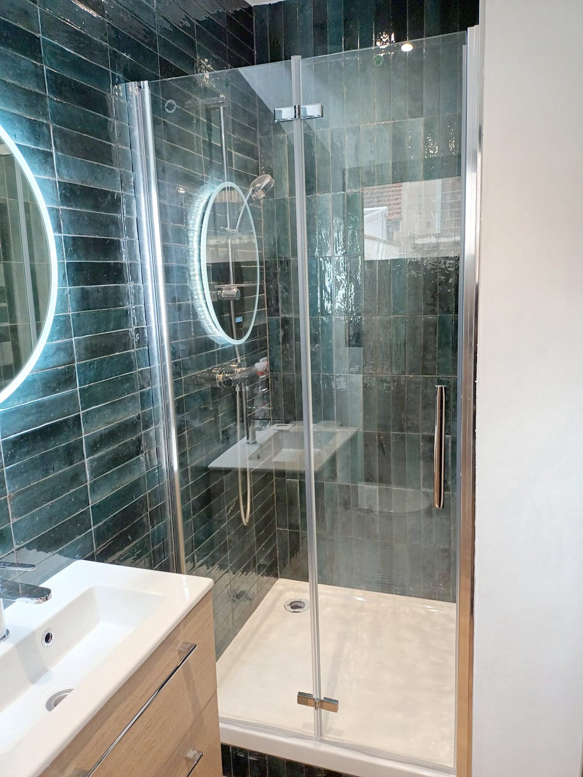 Baignoire, carrelage vert et meuble vasque en bois — NS BAT 33 Bordeaux
