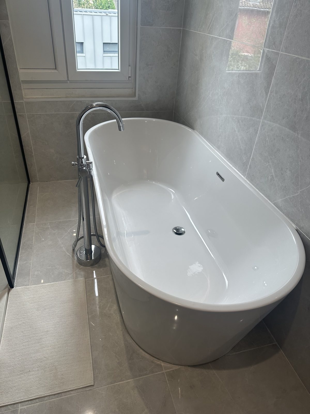 Baignoire îlot ovale et robinetterie chromée — NS BAT 33 Bordeaux
