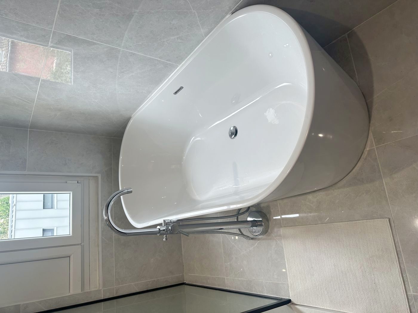 Baignoire îlot et robinetterie chromée — NS BAT 33 Cenon