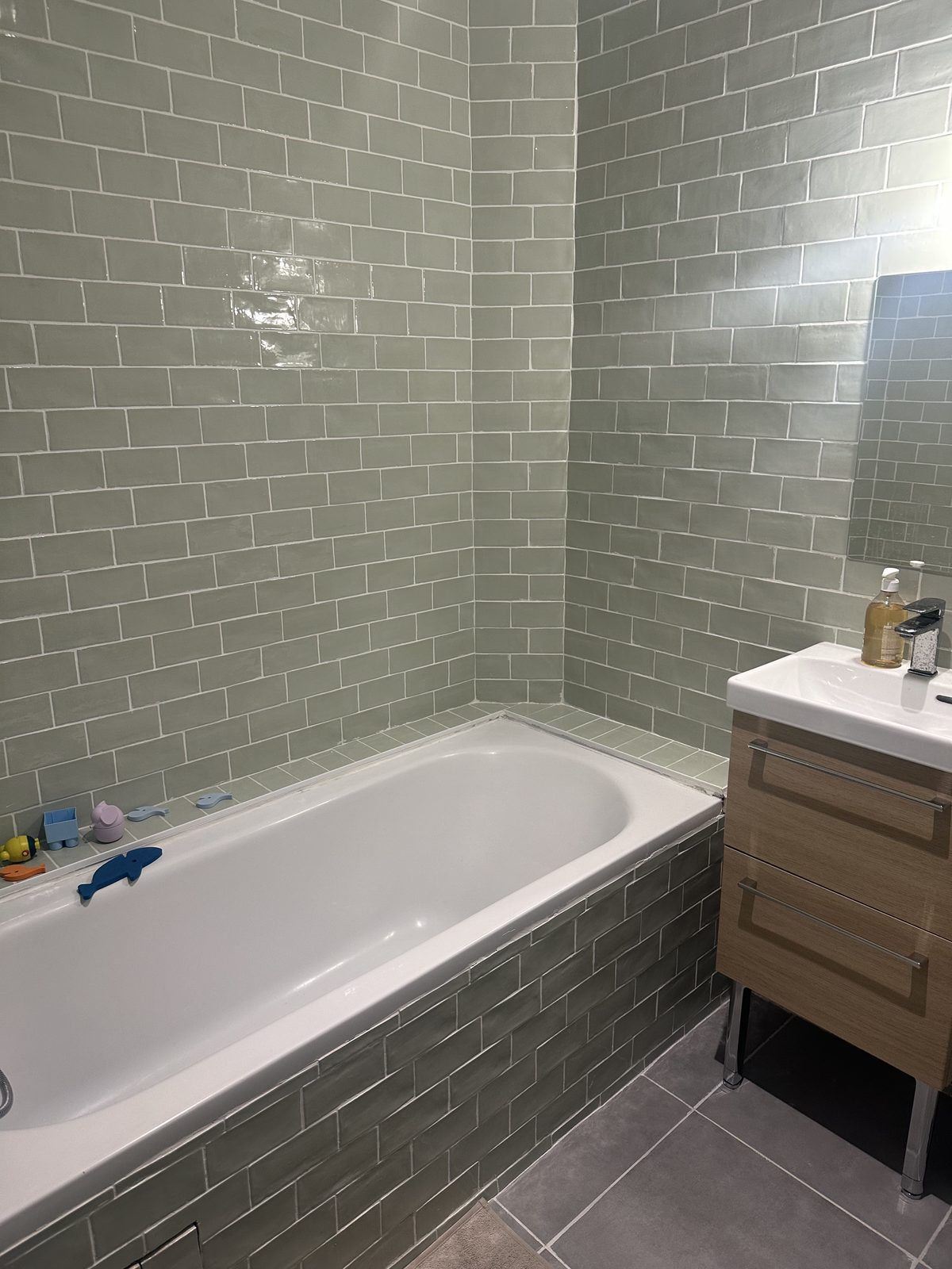 Carrelage vert sauge et baignoire familiale — NS BAT 33 Bordeaux