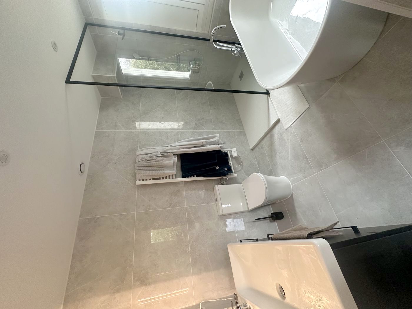 Détail vasque et miroir — NS BAT 33 Cenon
