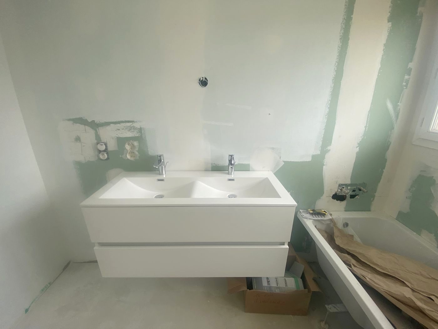 Double vasque en cours de pose — NS BAT 33 Cenon