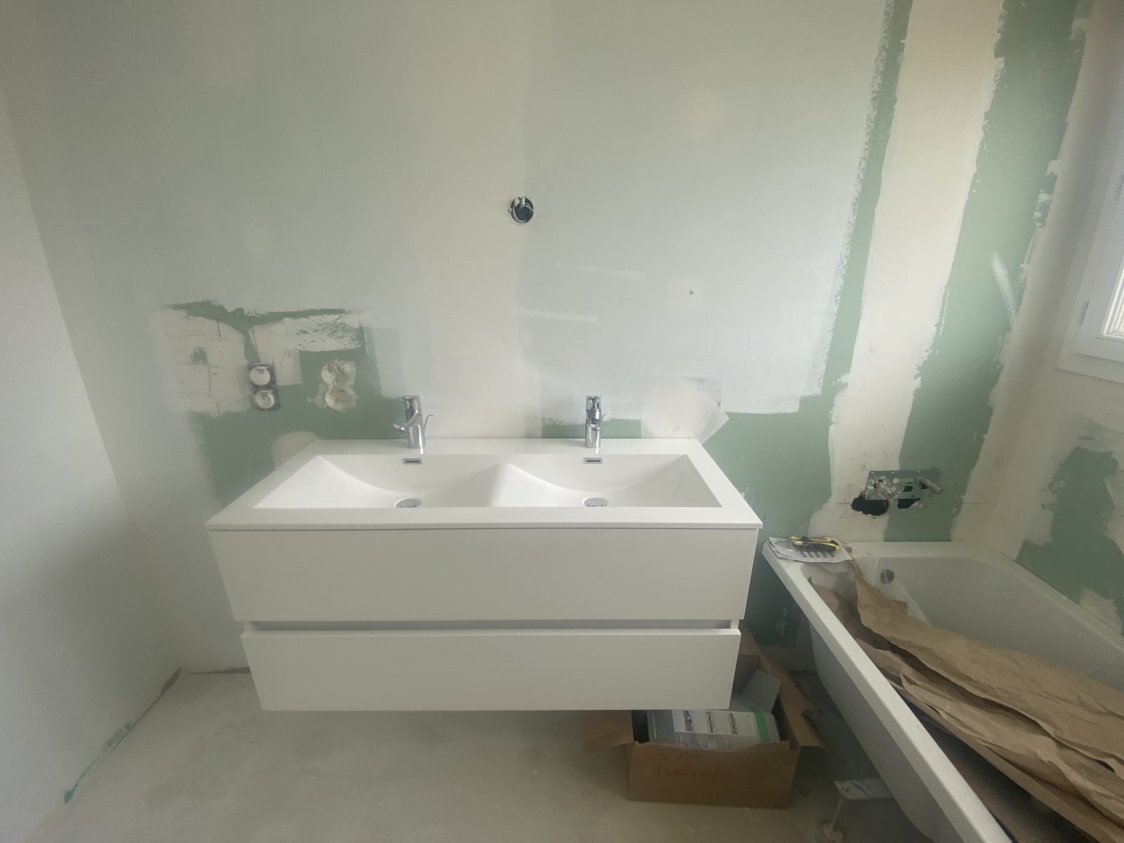 Double vasque suspendue en cours de pose — NS BAT 33 Cenon