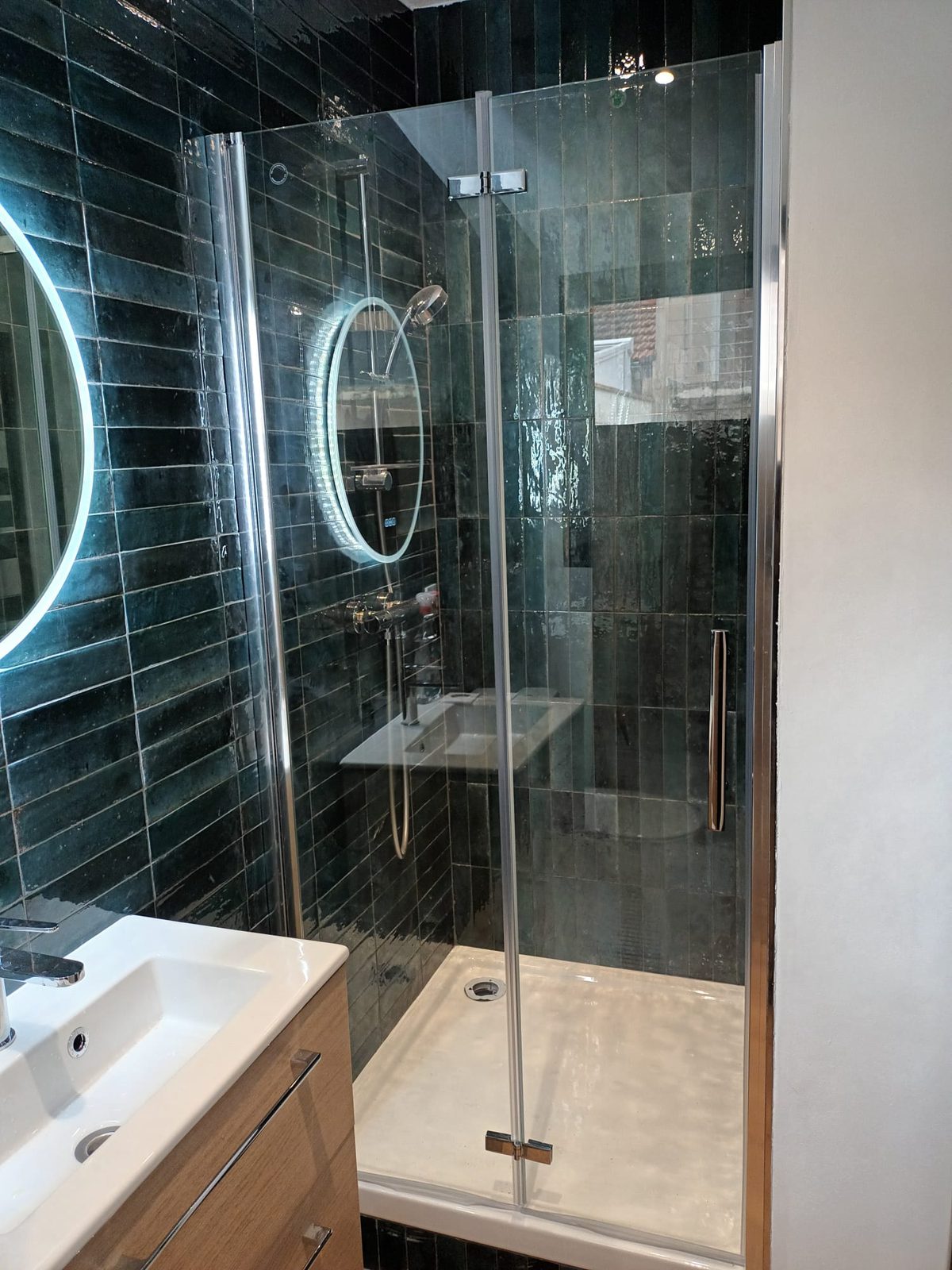 Douche à l'italienne, carrelage vert foncé et miroir rond — NS BAT 33 Bordeaux