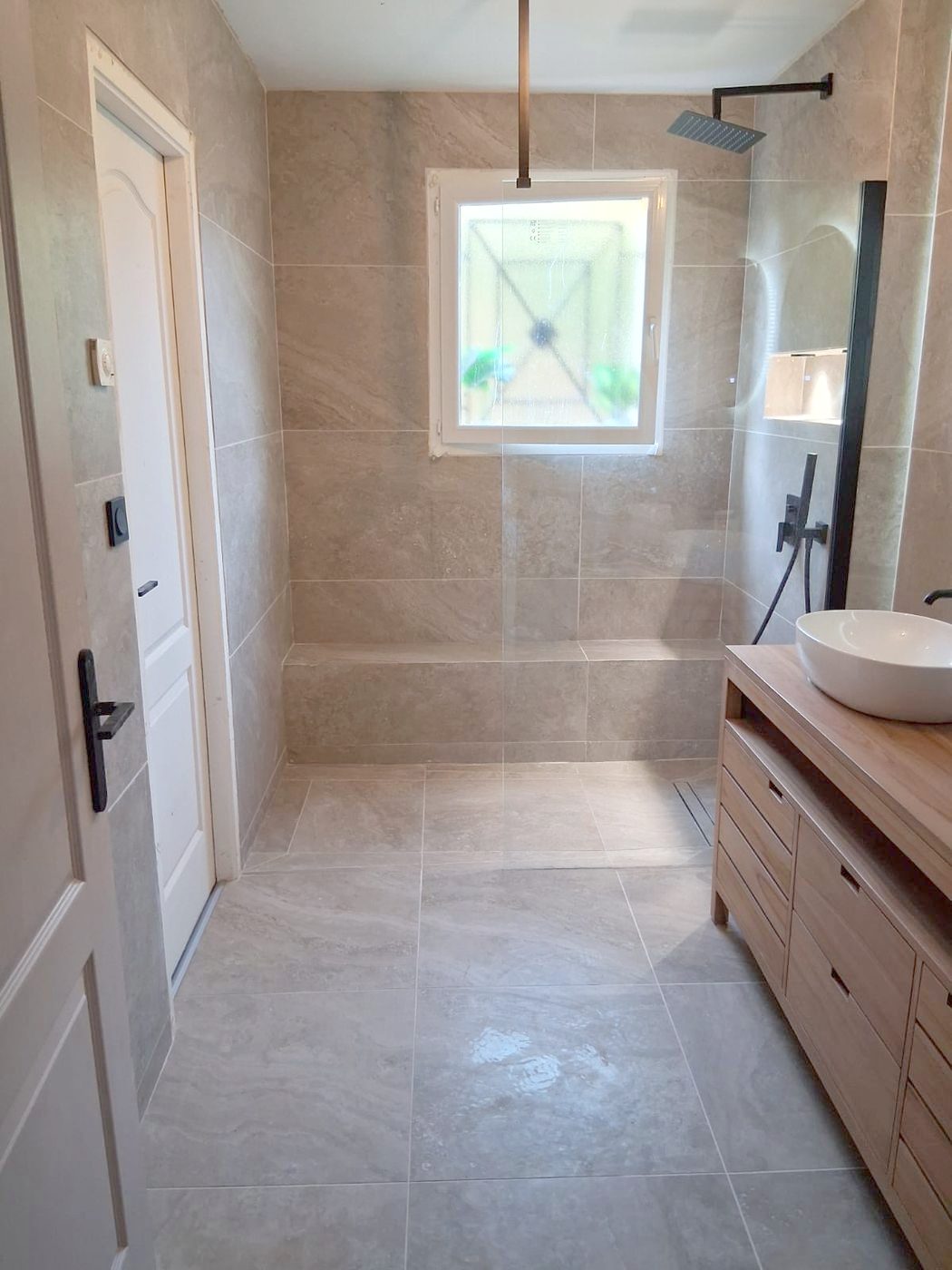 Douche à l'italienne en travertin, rénovation salle de bain à Talence — NS BAT 33