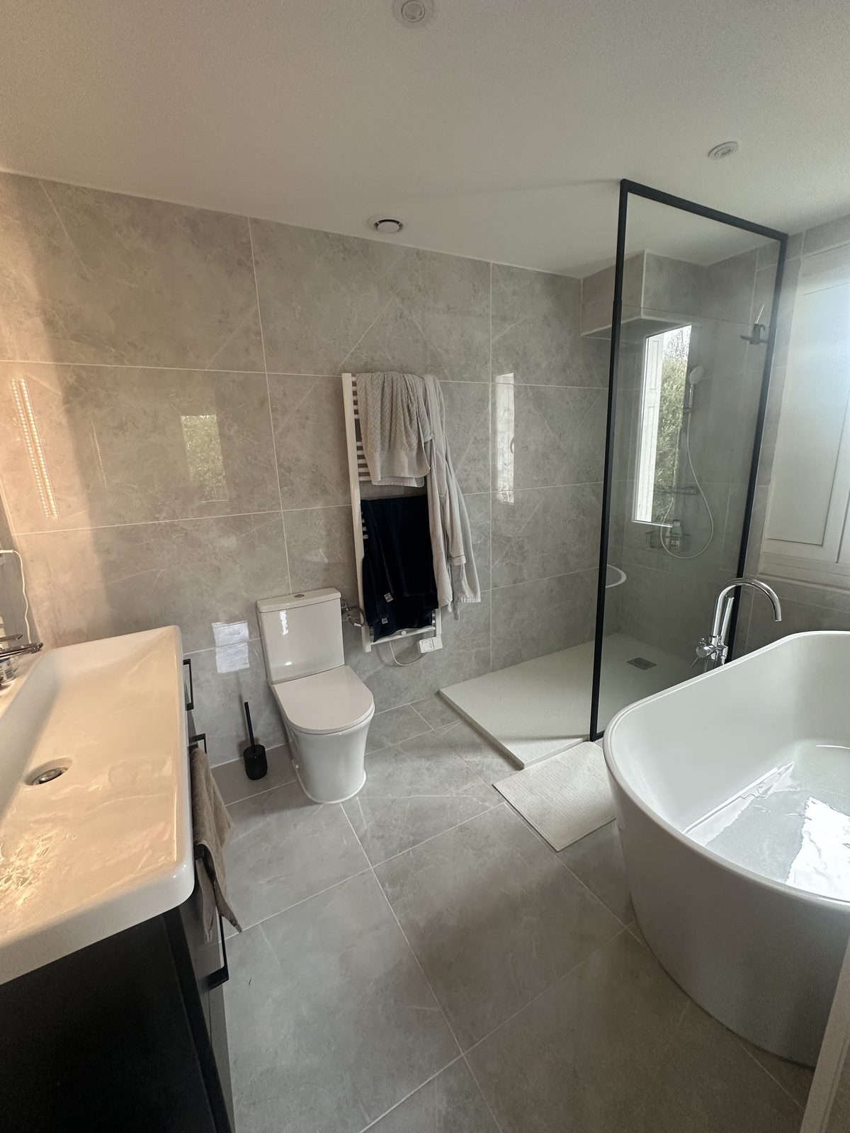 Douche à l'italienne et WC, carrelage gris clair — NS BAT 33 Bordeaux