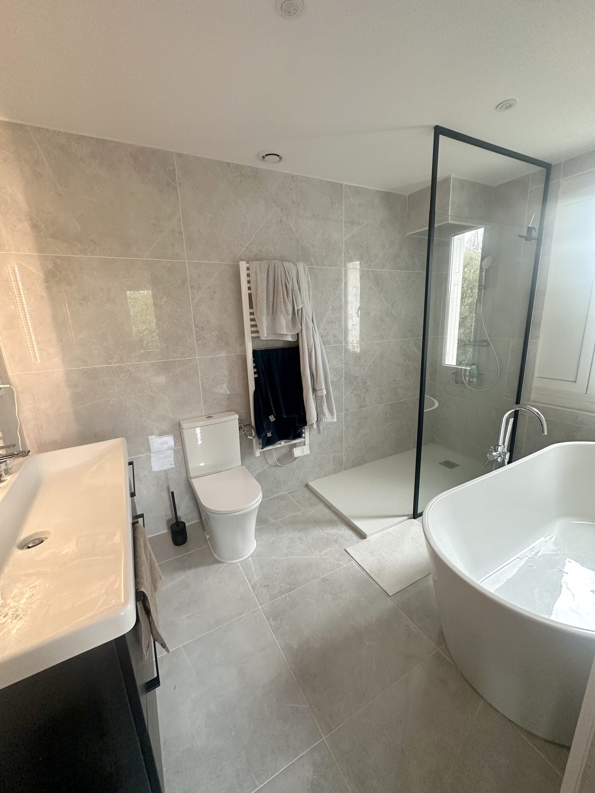 Détail étagère en verre et miroir, salle de bain rénovée — NS BAT 33 Bordeaux