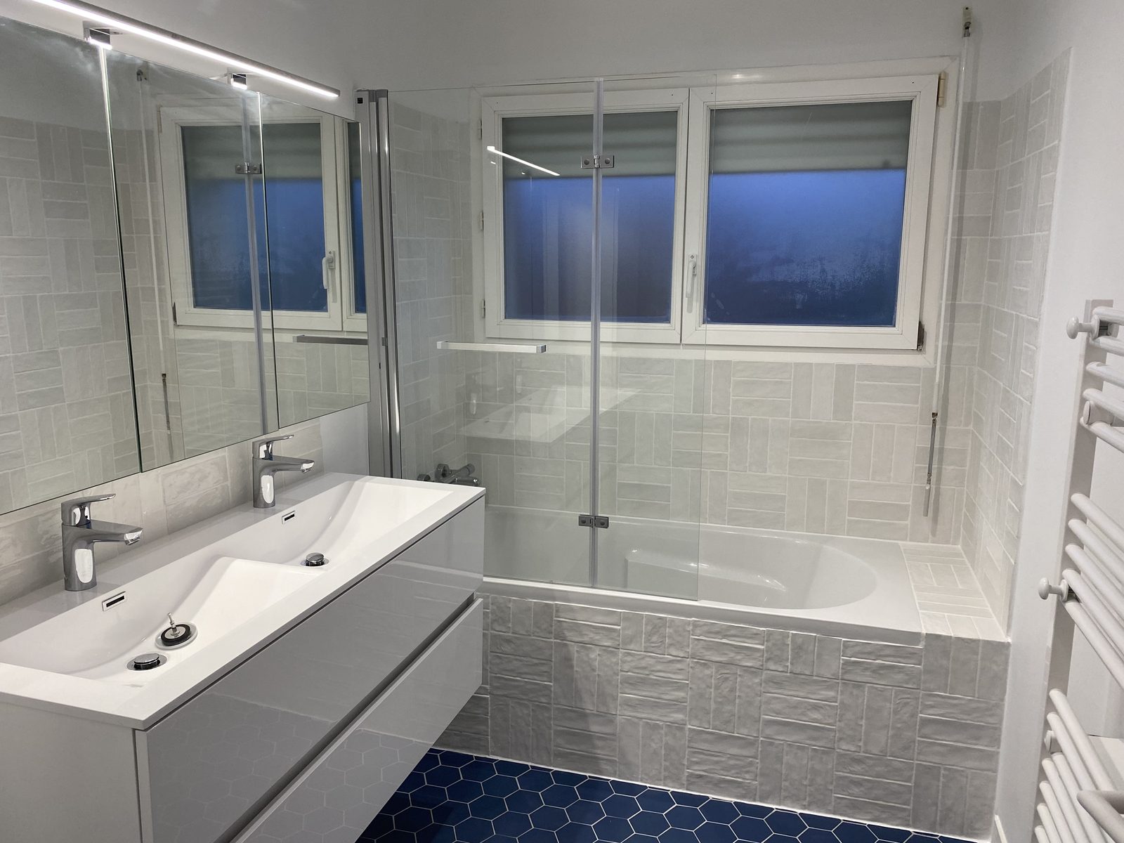 Douche vitrée et baignoire, carrelage hexagonal bleu — NS BAT 33 Cenon