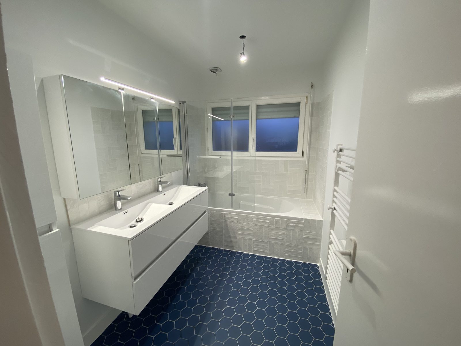 Vue d'ensemble finie, carrelage hexagonal bleu — NS BAT 33 Cenon