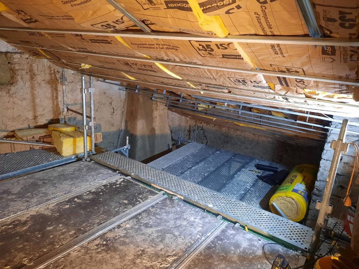 Isolation des rampants en laine de verre et ossature métallique — chantier NS BAT 33