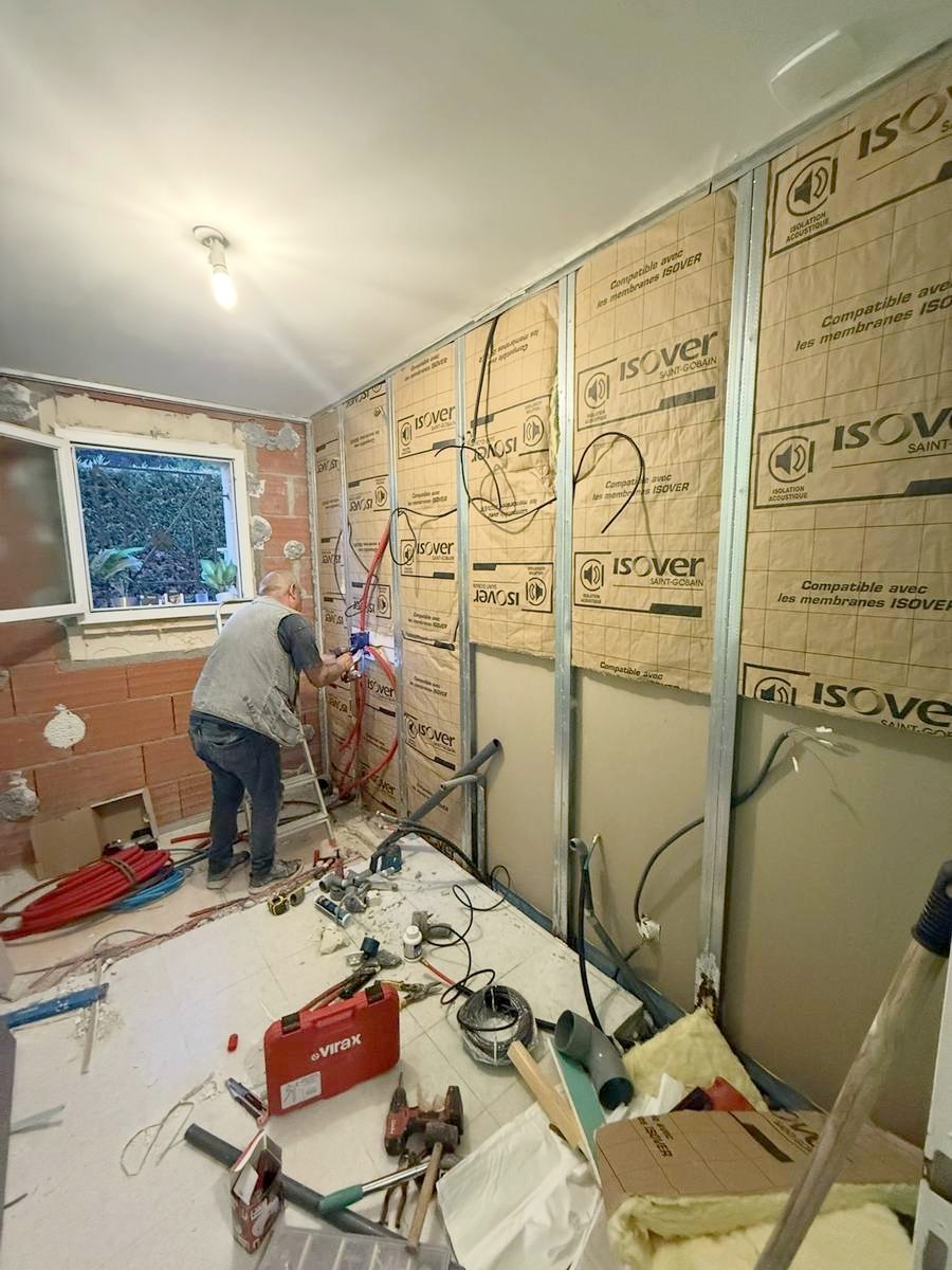 Isolation et plomberie avant rénovation d'une maison à Cenon — NS BAT 33