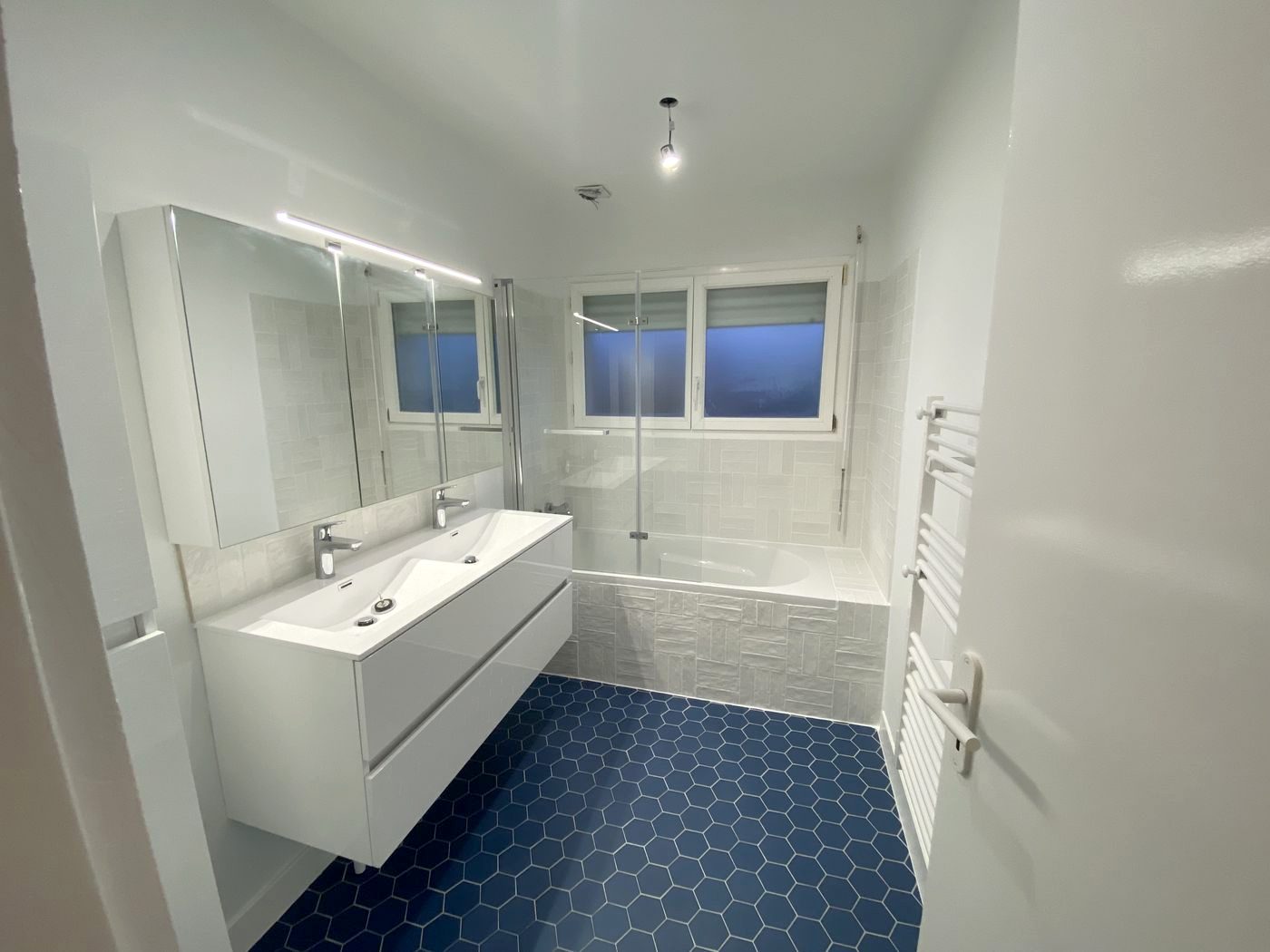 Meuble double vasque et carrelage hexagonal — NS BAT 33 Bordeaux