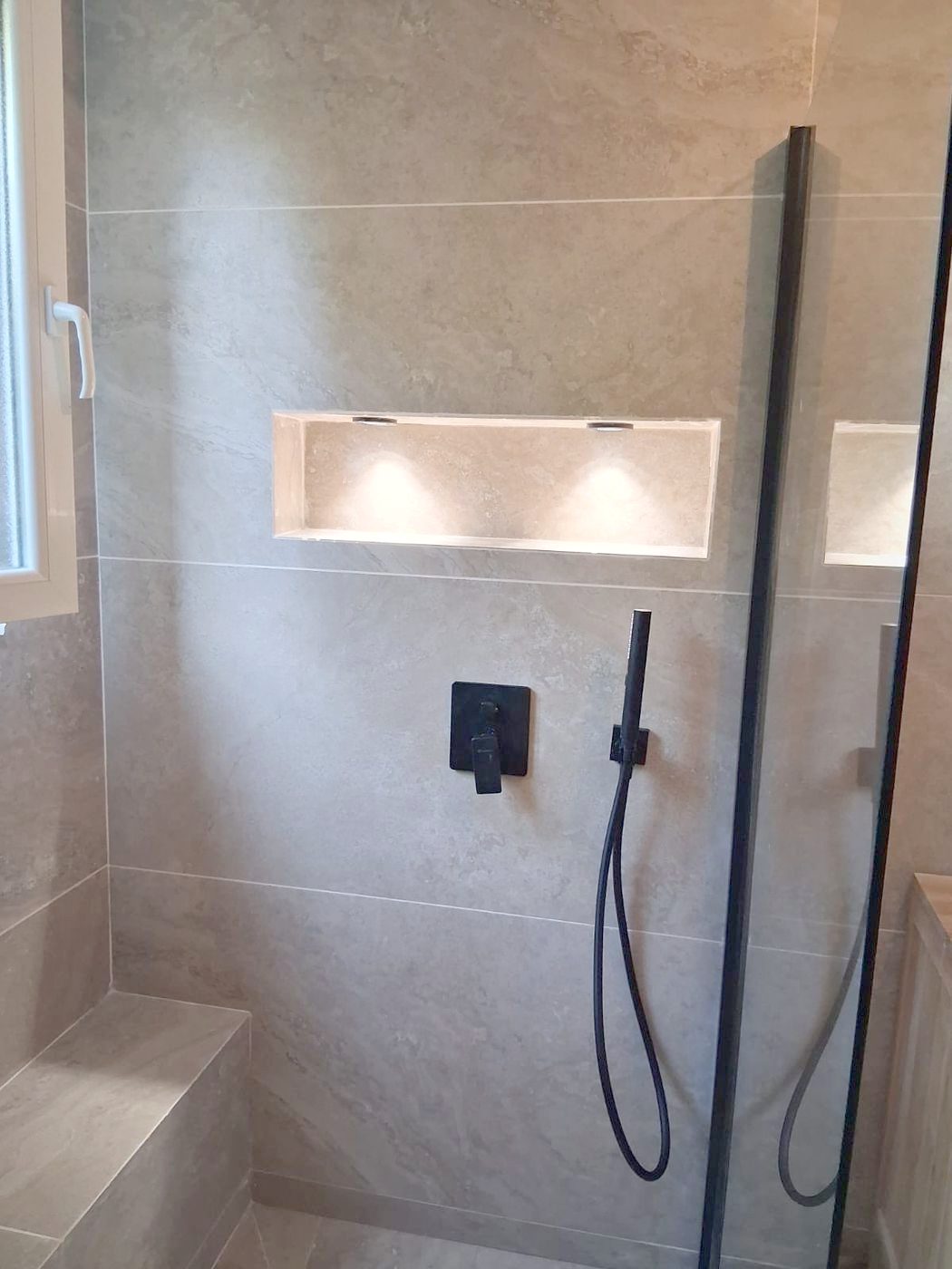 Niche éclairée et robinetterie noire — NS BAT 33 Cenon