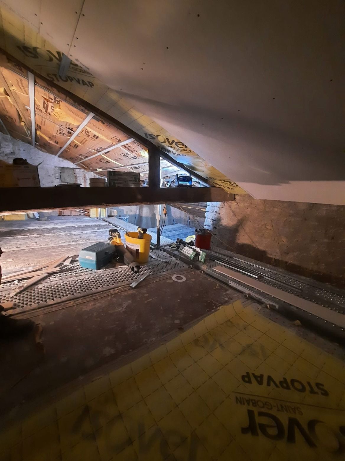 Pare-vapeur continu et plafond en plaques de plâtre sous rampants — chantier NS BAT 33