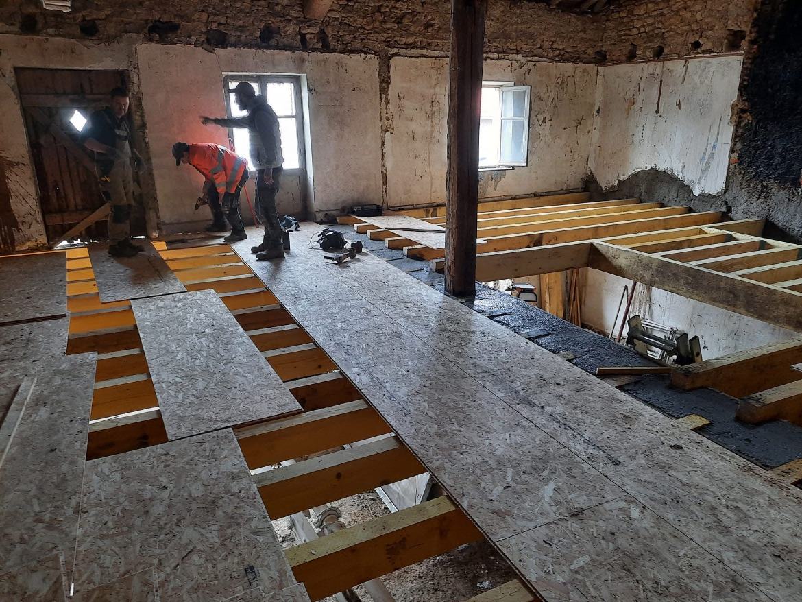 Solivage bois neuf et plancher OSB dans une grange à Mérignac — chantier NS BAT 33