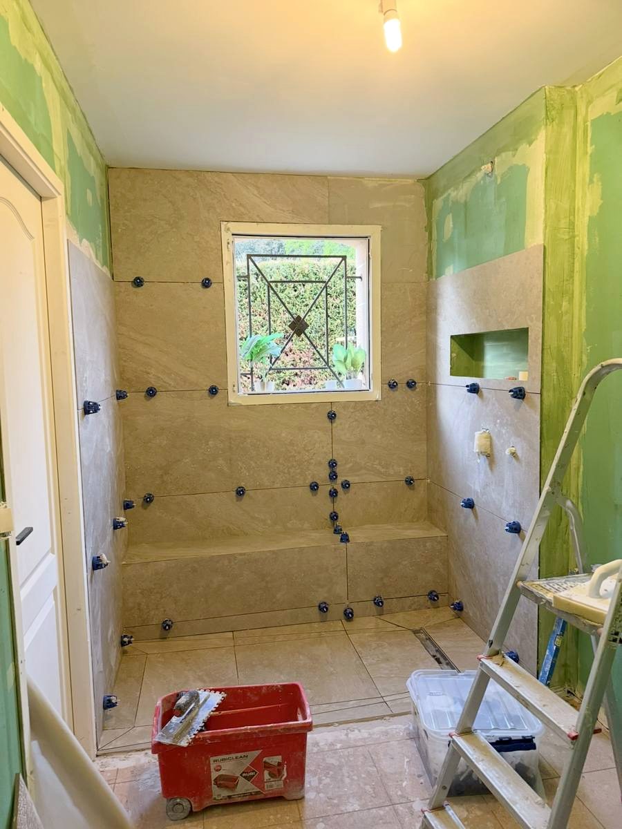 Pose de carrelage grand format en salle de bain — NS BAT 33 Bordeaux