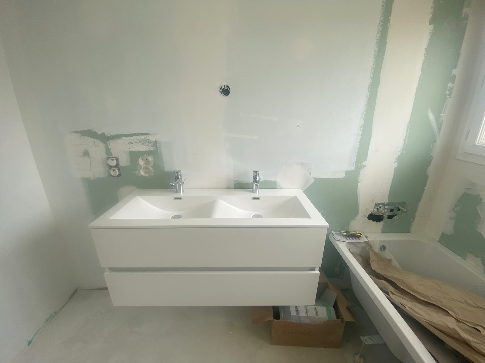Pose d'un meuble double vasque suspendu en cours de chantier — NS BAT 33 Bordeaux