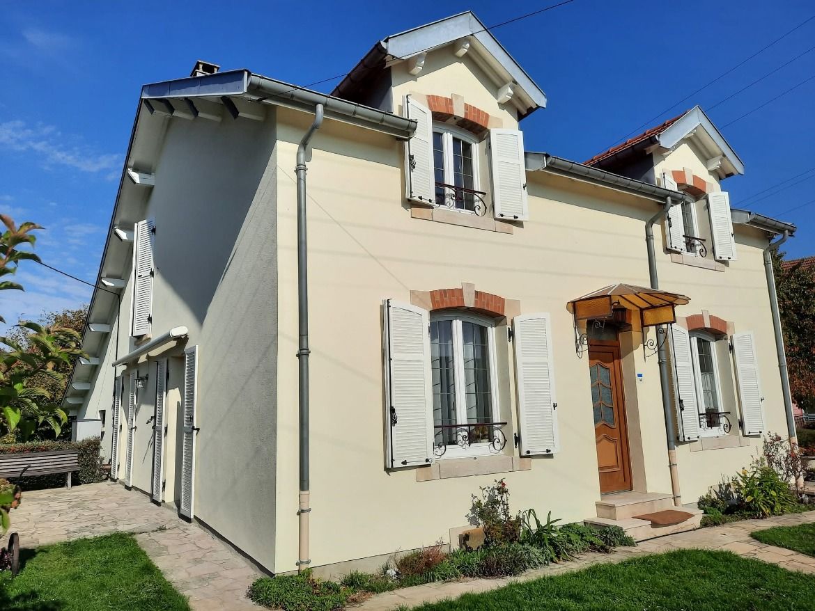 Façade ravalée à Bordeaux : enduit crème, encadrements briques et zinguerie — chantier NS BAT 33