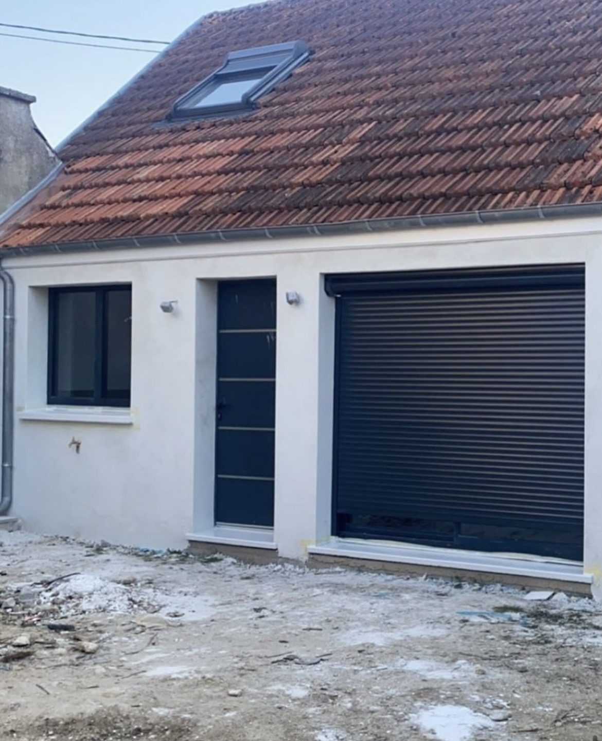 Façades & ravalement à Bordeaux par NS BAT 33 : façade de maison ravalée et enduite en blanc