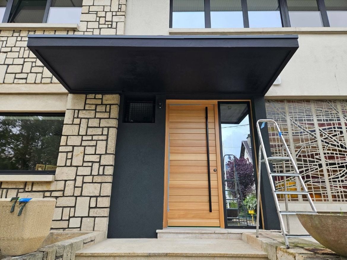 Entrée rénovée à Cenon : porte bois, auvent noir et enduit anthracite — chantier NS BAT 33